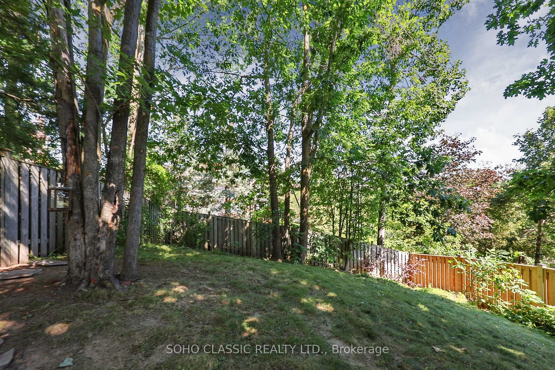 Photo 38 of 301 Leacock Drive, Barrie, Letitia Heights — HOMEH