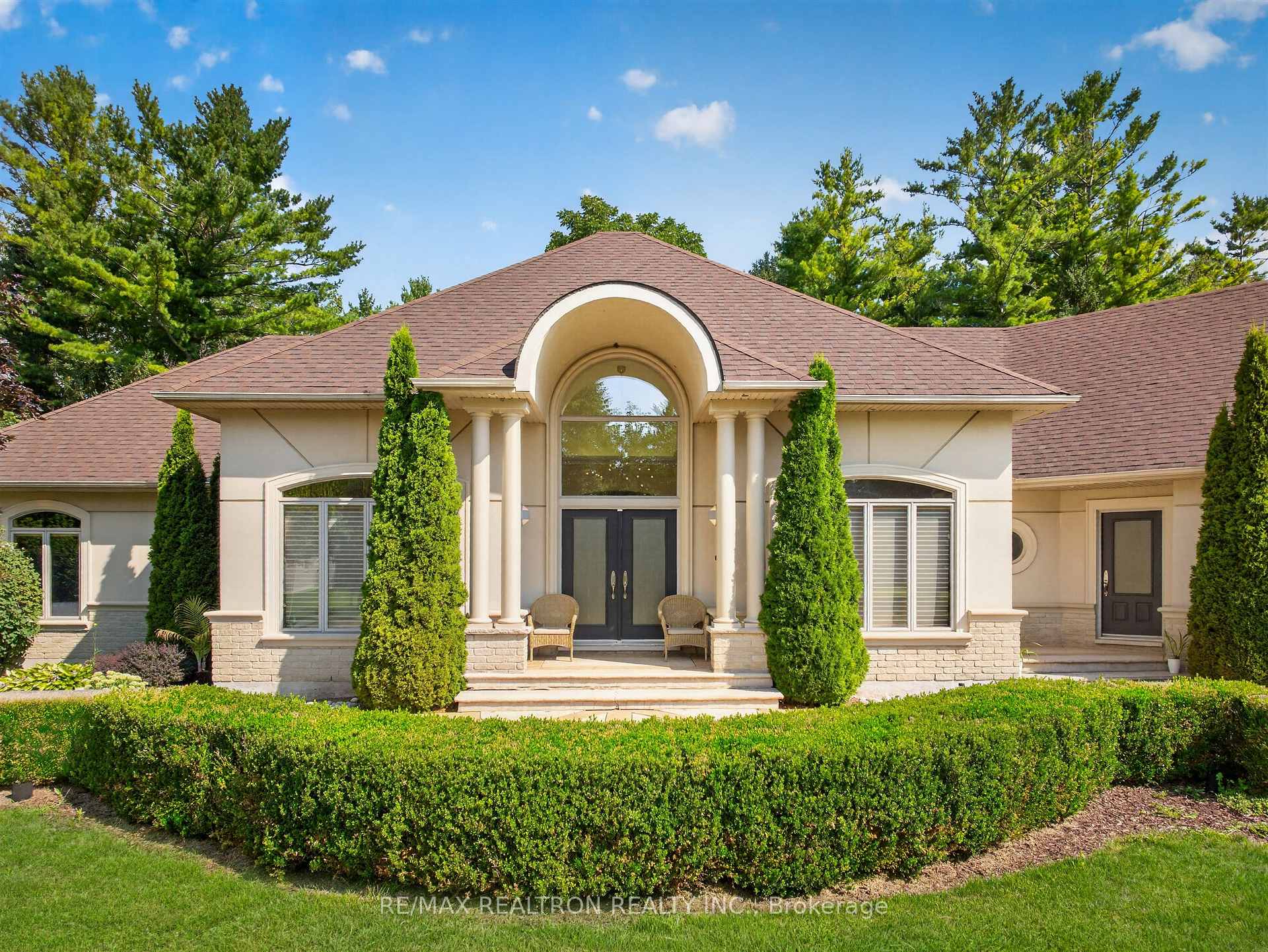 Photo 3 of 24 Maplehyrn Avenue, East Gwillimbury, Sharon — HOMEH