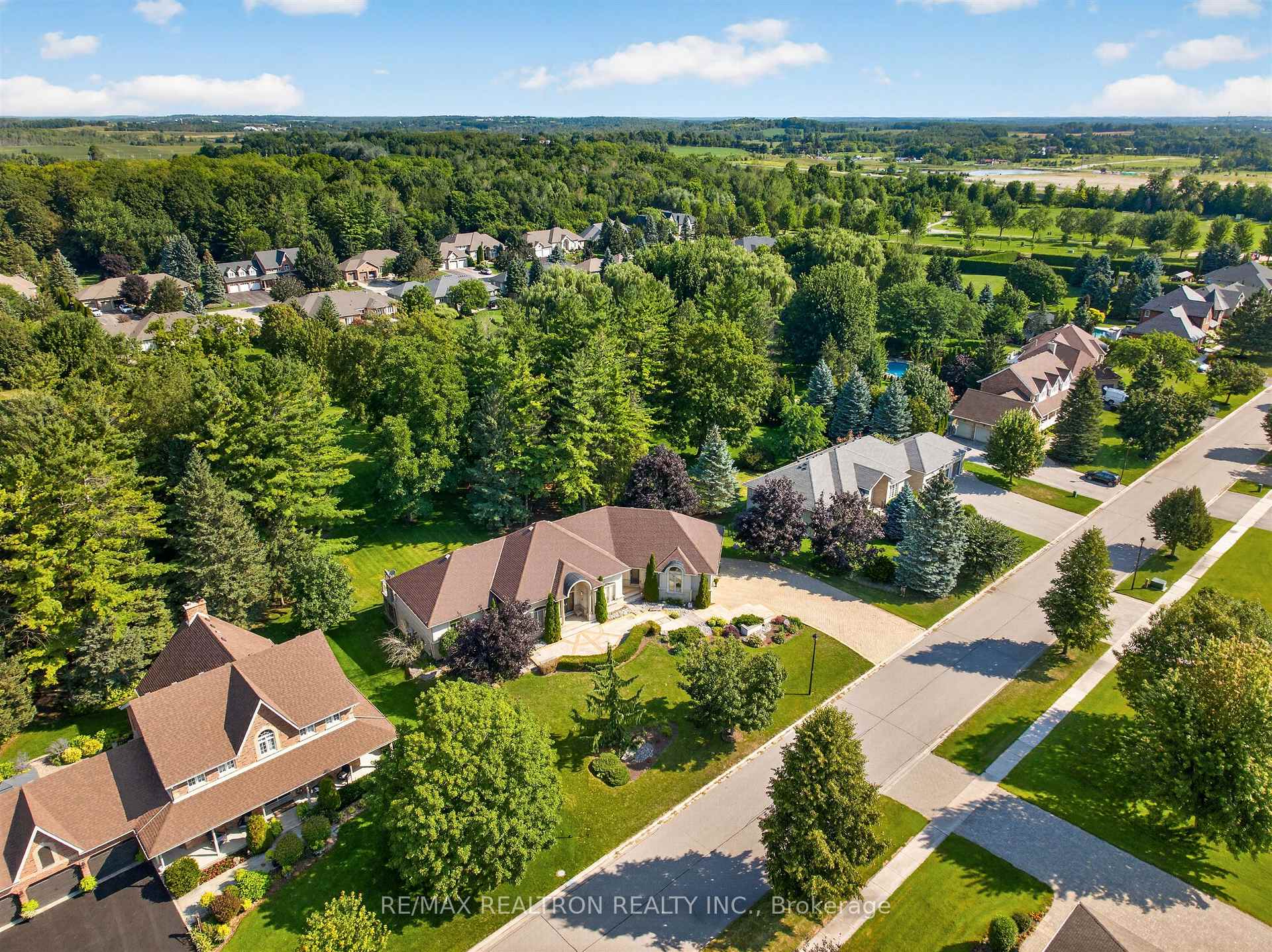 Photo 4 of 24 Maplehyrn Avenue, East Gwillimbury, Sharon — HOMEH