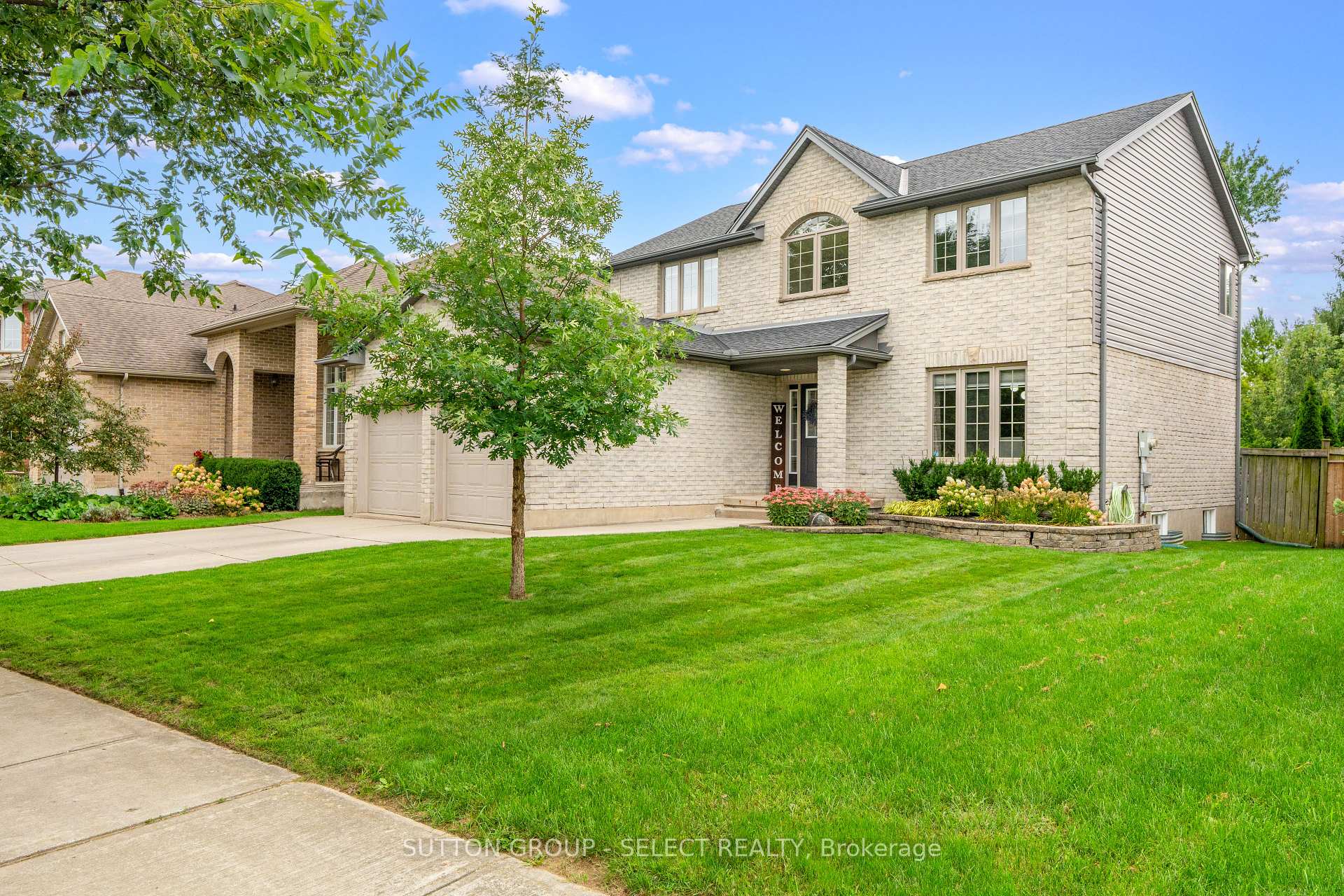 Photo 3 of 121 Tanoak Drive, London, North E — HOMEH