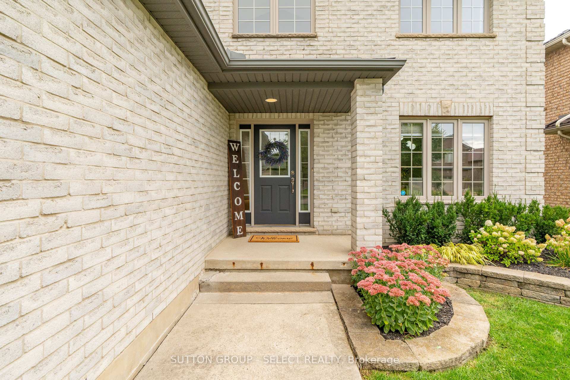 Photo 4 of 121 Tanoak Drive, London, North E — HOMEH