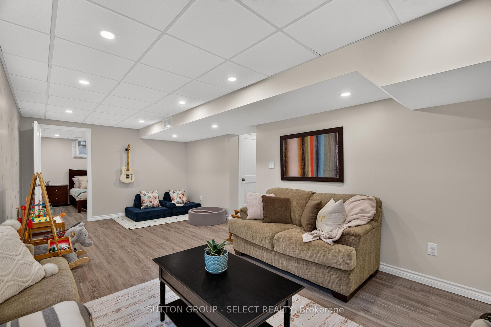 Photo 37 of 121 Tanoak Drive, London, North E — HOMEH