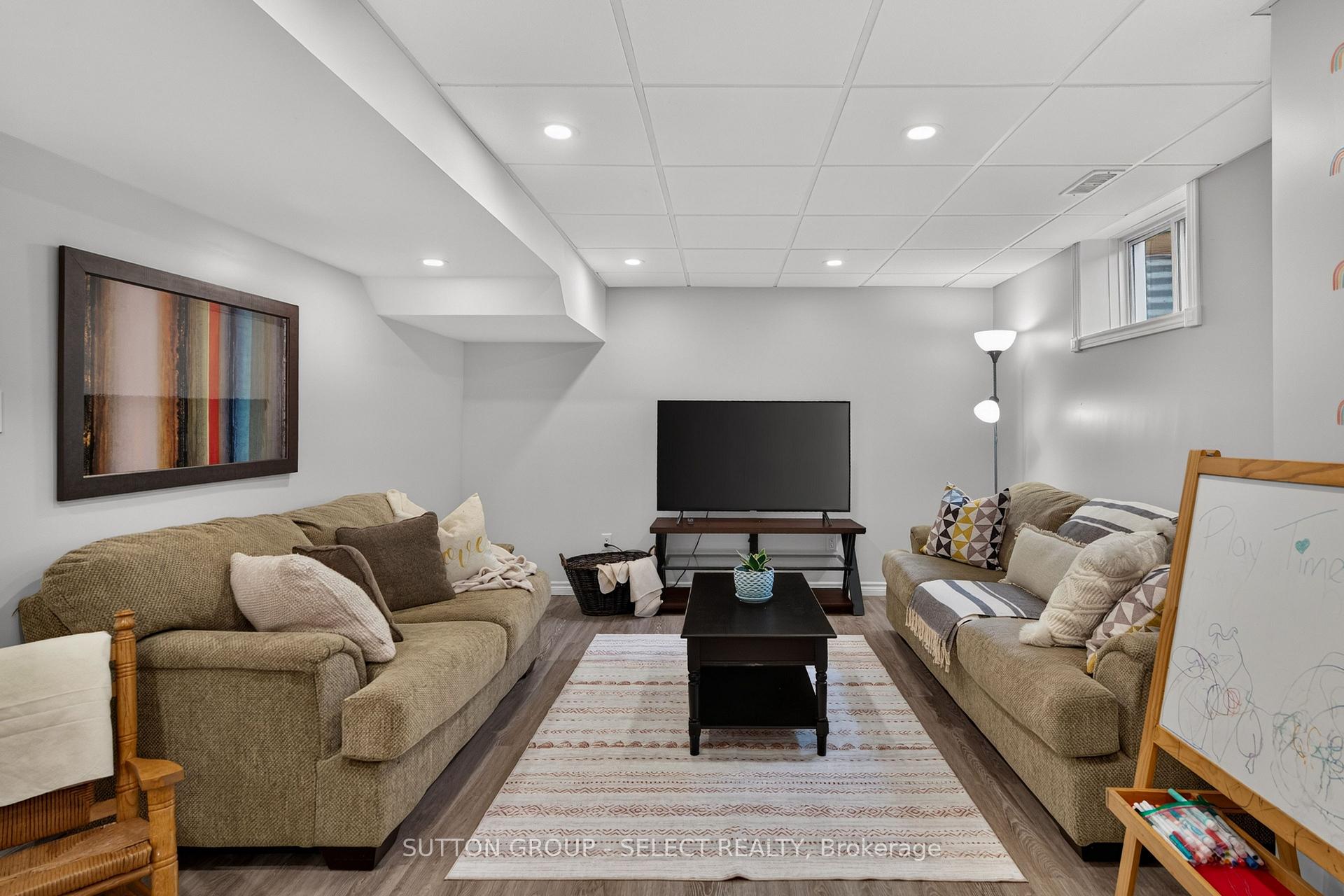 Photo 38 of 121 Tanoak Drive, London, North E — HOMEH