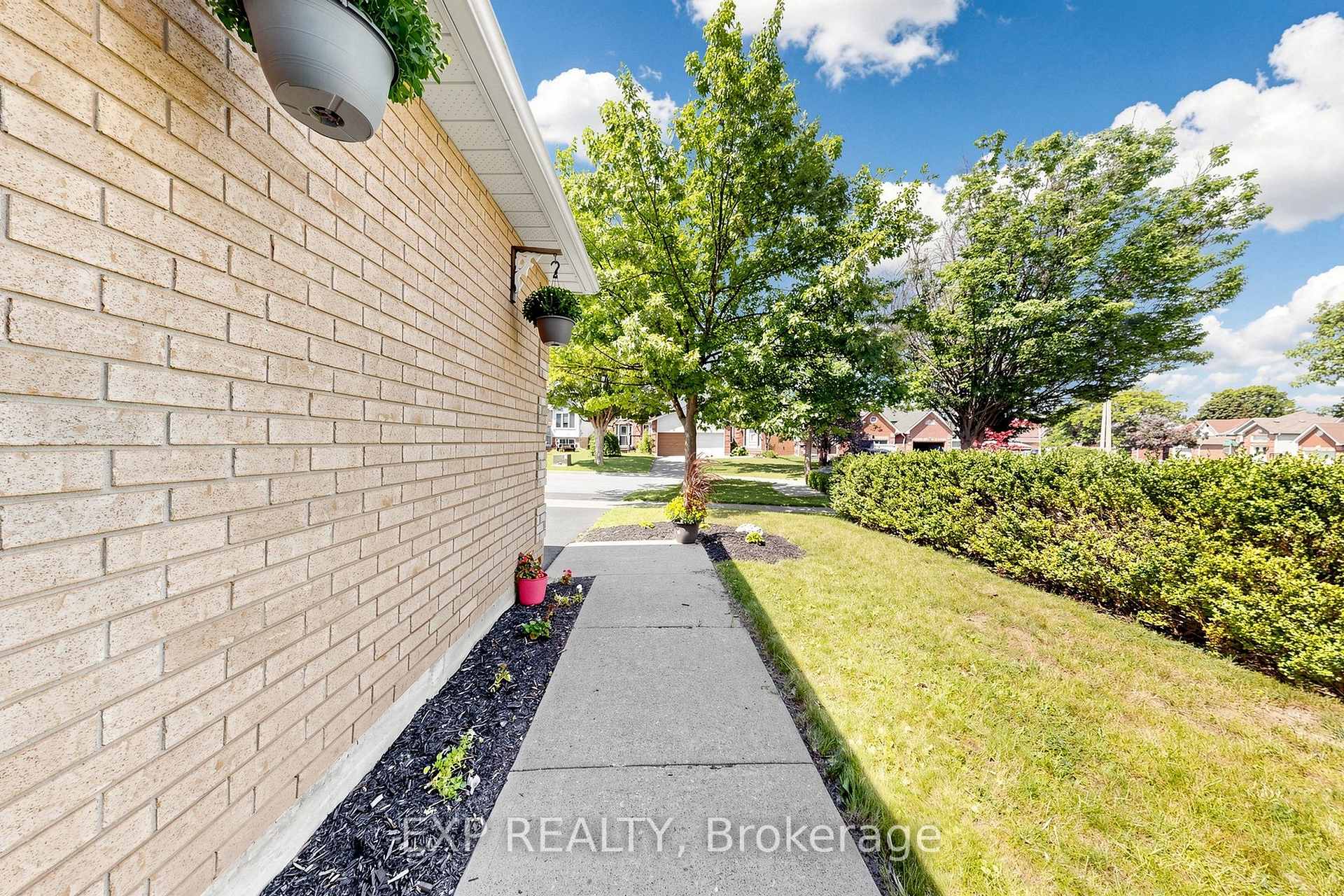 Photo 7 of 63 Fenwick Avenue, Clarington, Bowmanville — HOMEH