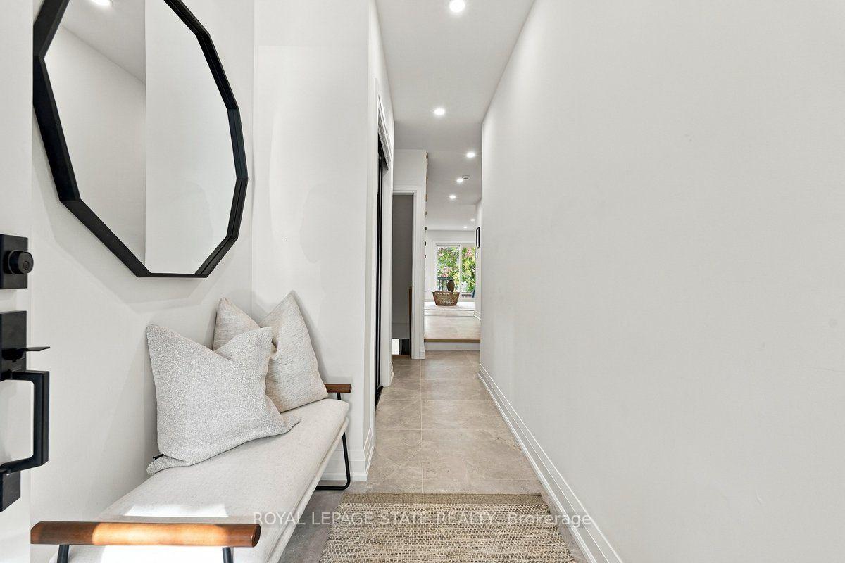 Photo 2 of 44 Viewcrest Circle, Etobicoke, West Humber-Clairville — HOMEH