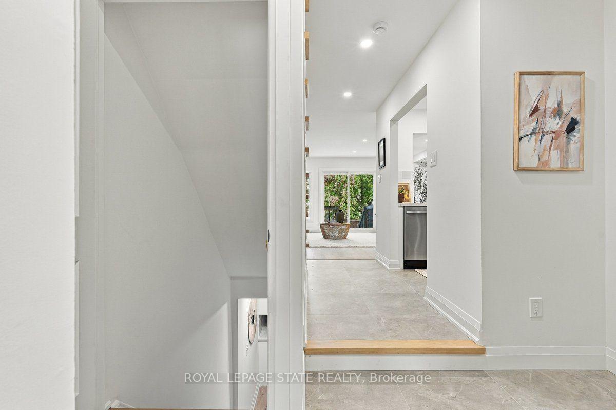 Photo 3 of 44 Viewcrest Circle, Etobicoke, West Humber-Clairville — HOMEH