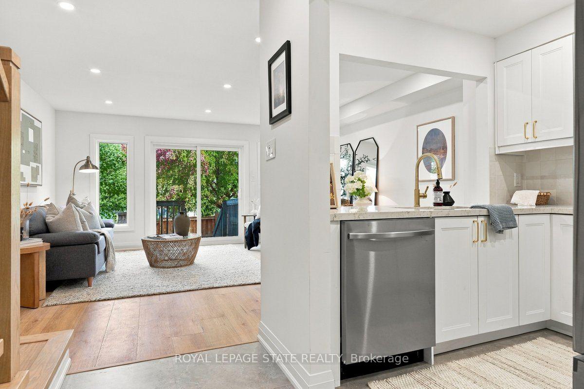 Photo 5 of 44 Viewcrest Circle, Etobicoke, West Humber-Clairville — HOMEH