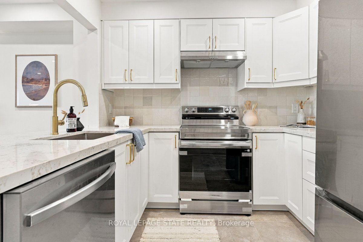 Photo 6 of 44 Viewcrest Circle, Etobicoke, West Humber-Clairville — HOMEH