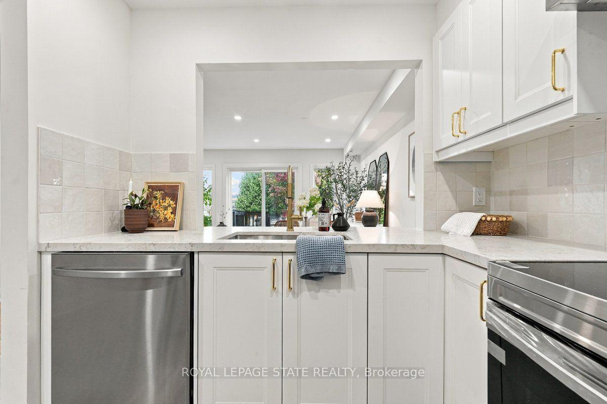 Photo 7 of 44 Viewcrest Circle, Etobicoke, West Humber-Clairville — HOMEH