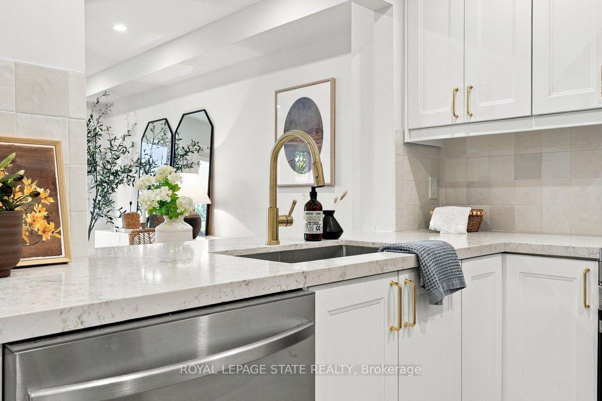 Photo 9 of 44 Viewcrest Circle, Etobicoke, West Humber-Clairville — HOMEH