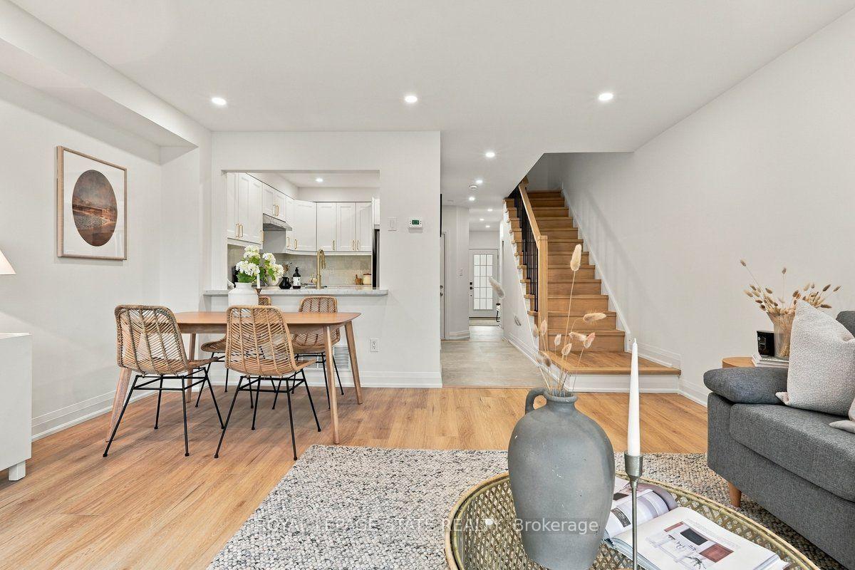 Photo 13 of 44 Viewcrest Circle, Etobicoke, West Humber-Clairville — HOMEH