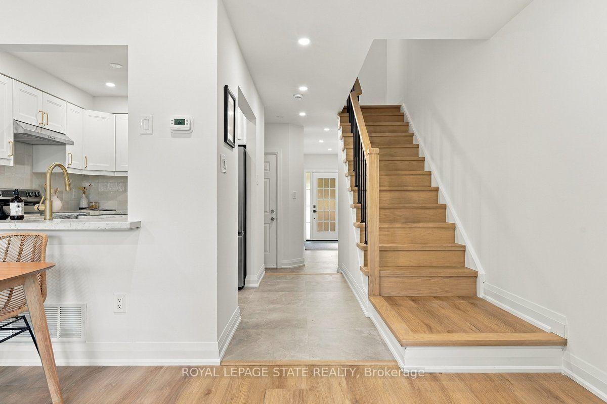 Photo 14 of 44 Viewcrest Circle, Etobicoke, West Humber-Clairville — HOMEH
