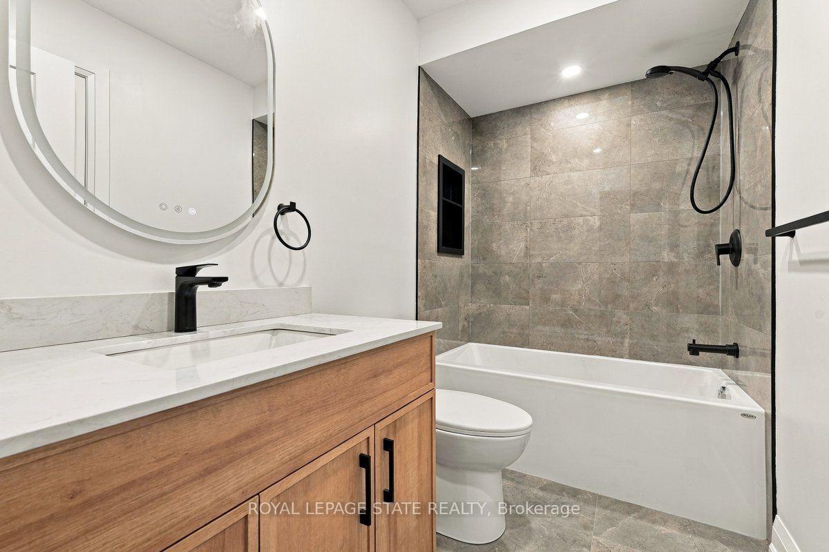 Photo 16 of 44 Viewcrest Circle, Etobicoke, West Humber-Clairville — HOMEH