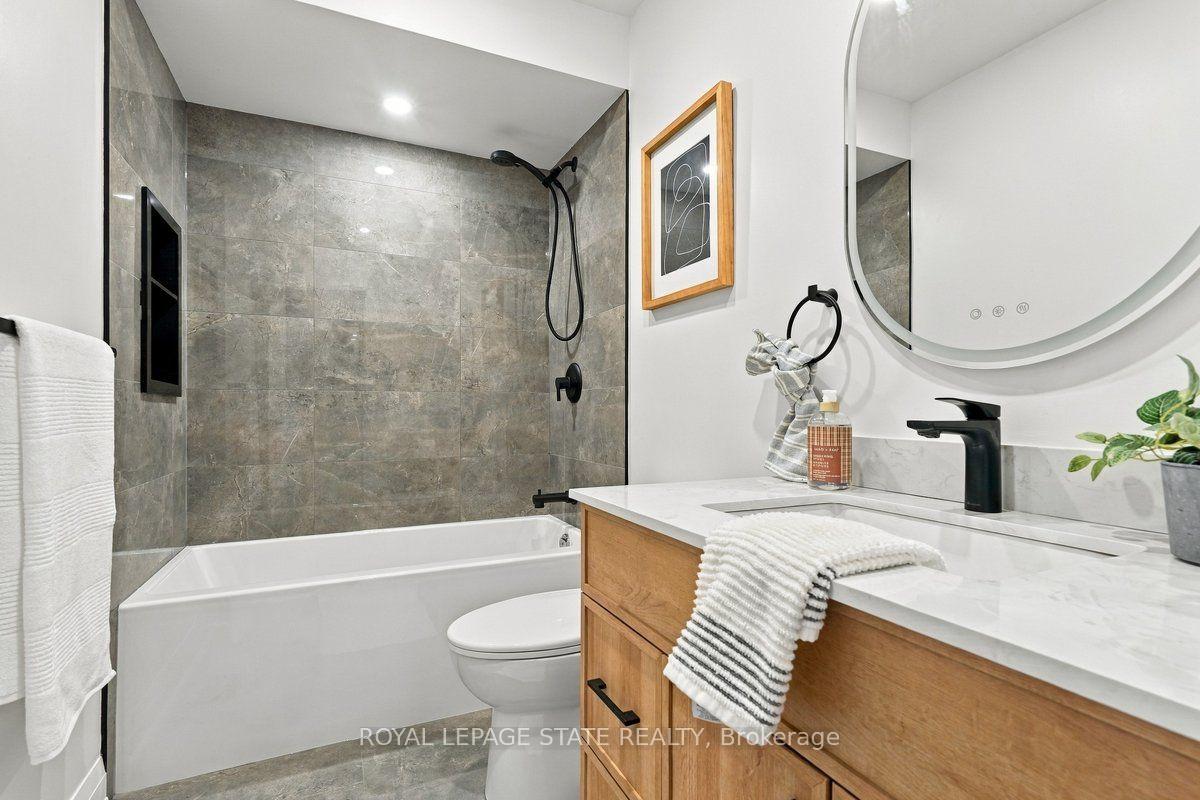 Photo 20 of 44 Viewcrest Circle, Etobicoke, West Humber-Clairville — HOMEH