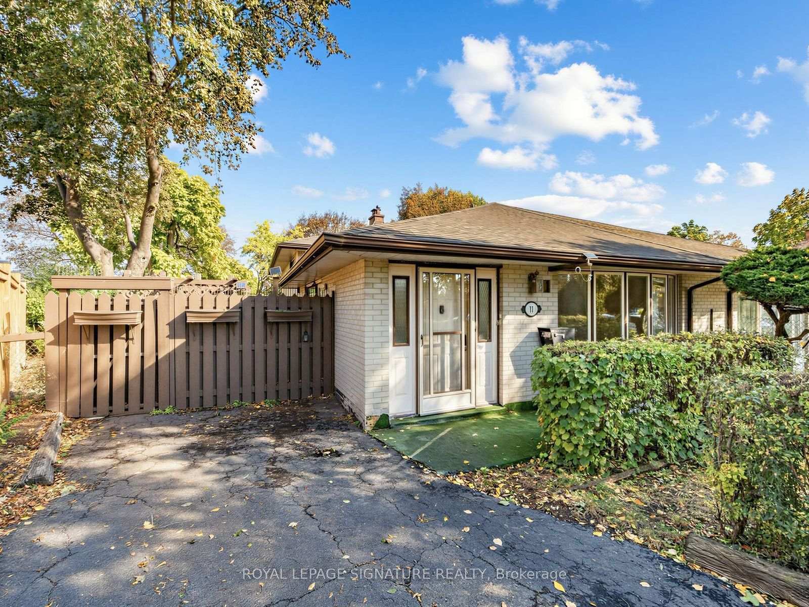 Photo 3 of 11 Albion Crescent, Brampton, Avondale — HOMEH