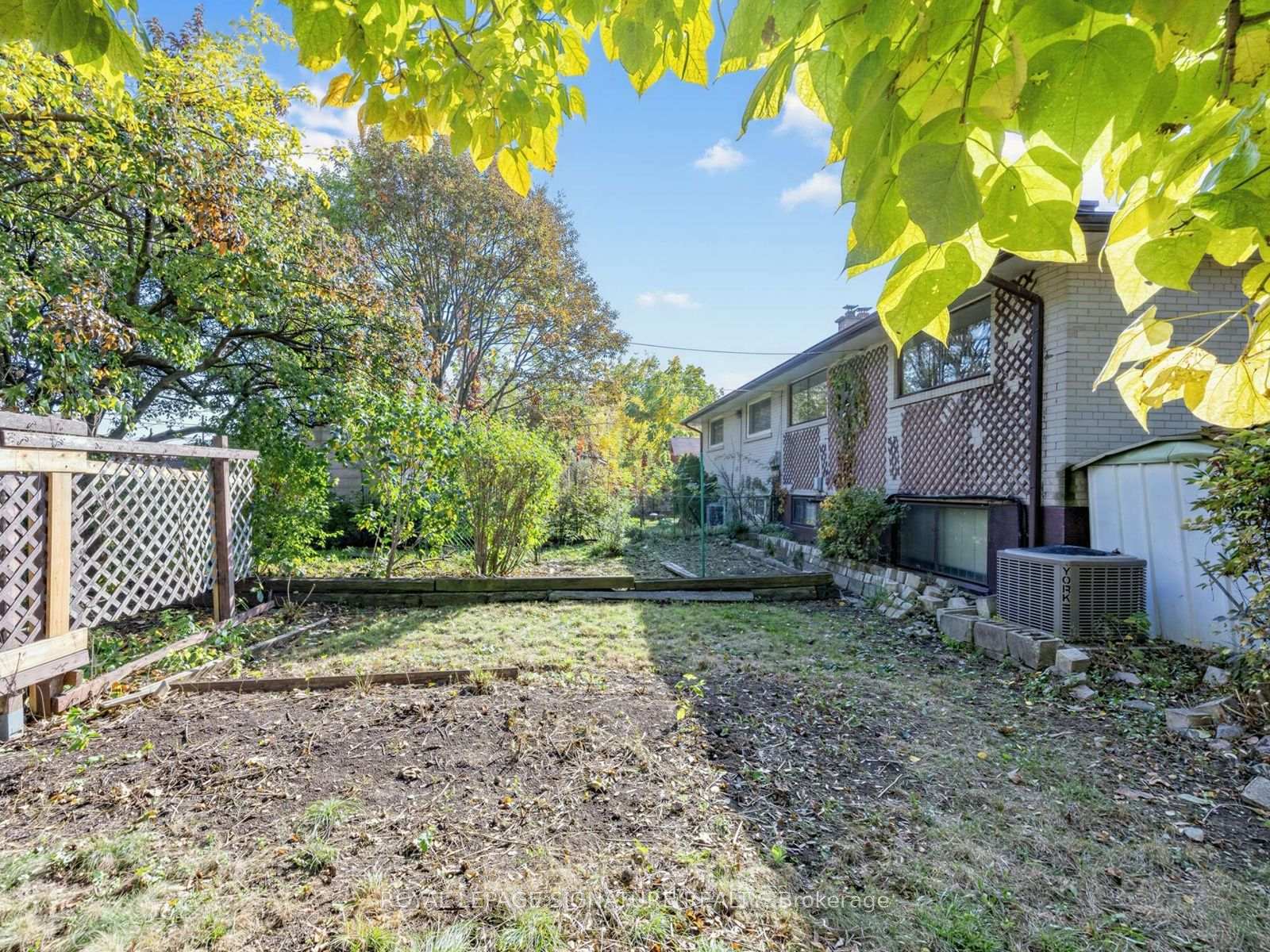 Photo 33 of 11 Albion Crescent, Brampton, Avondale — HOMEH