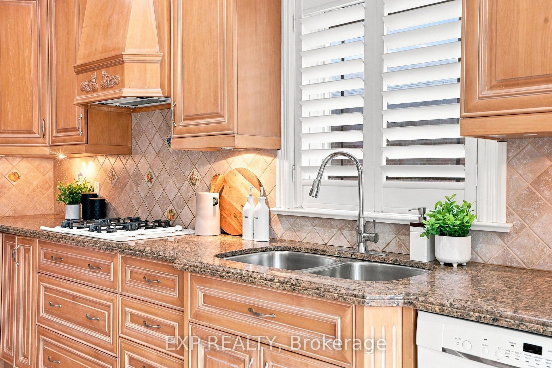 Photo 17 of 101 Cannon Road, Etobicoke, Stonegate-Queensway — HOMEH