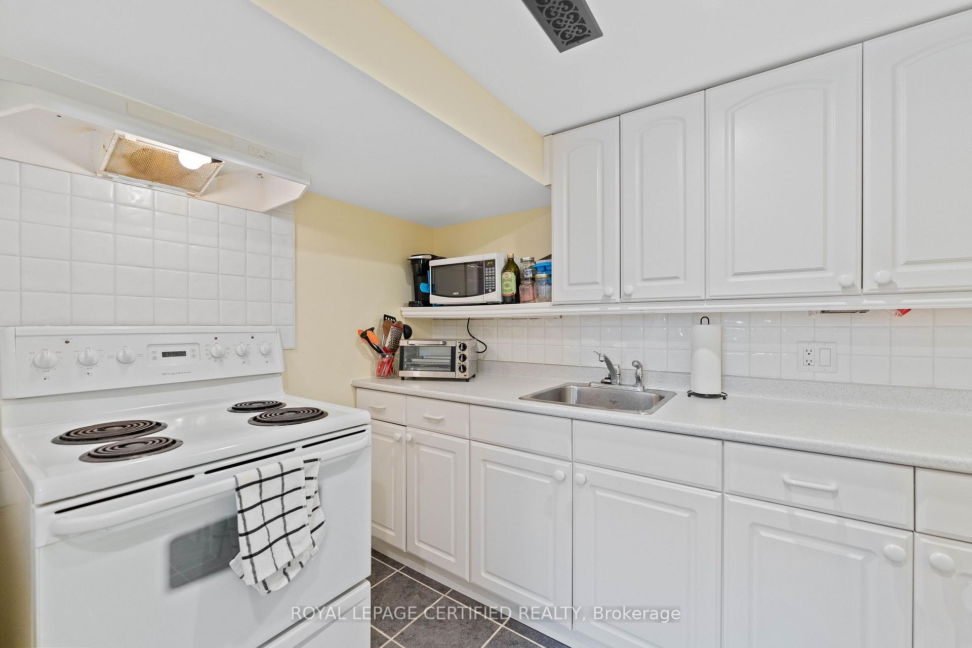 Photo 11 of 247 Grove Street E, Barrie, Wellington — HOMEH