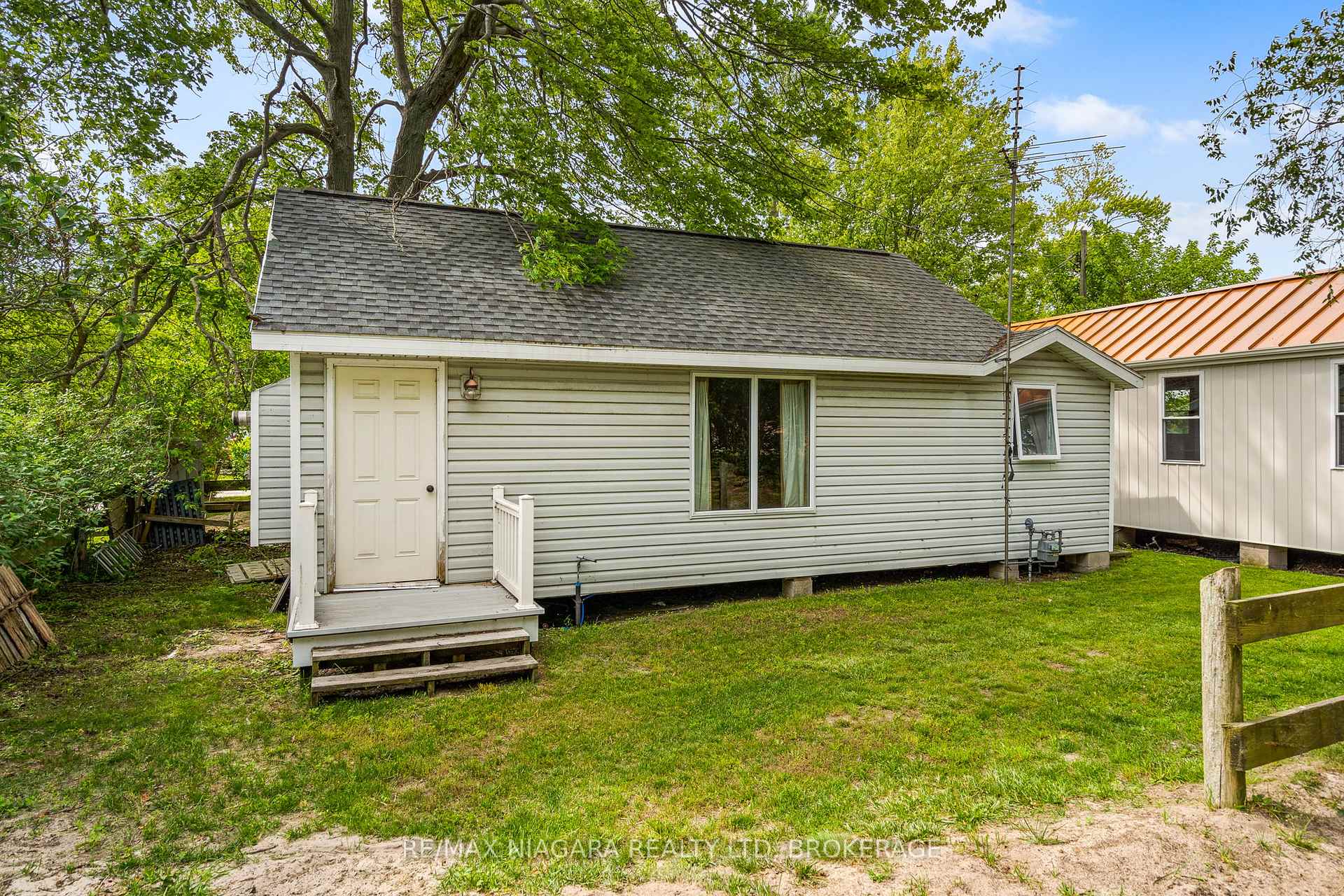Photo of 12213 Lakeshore Road