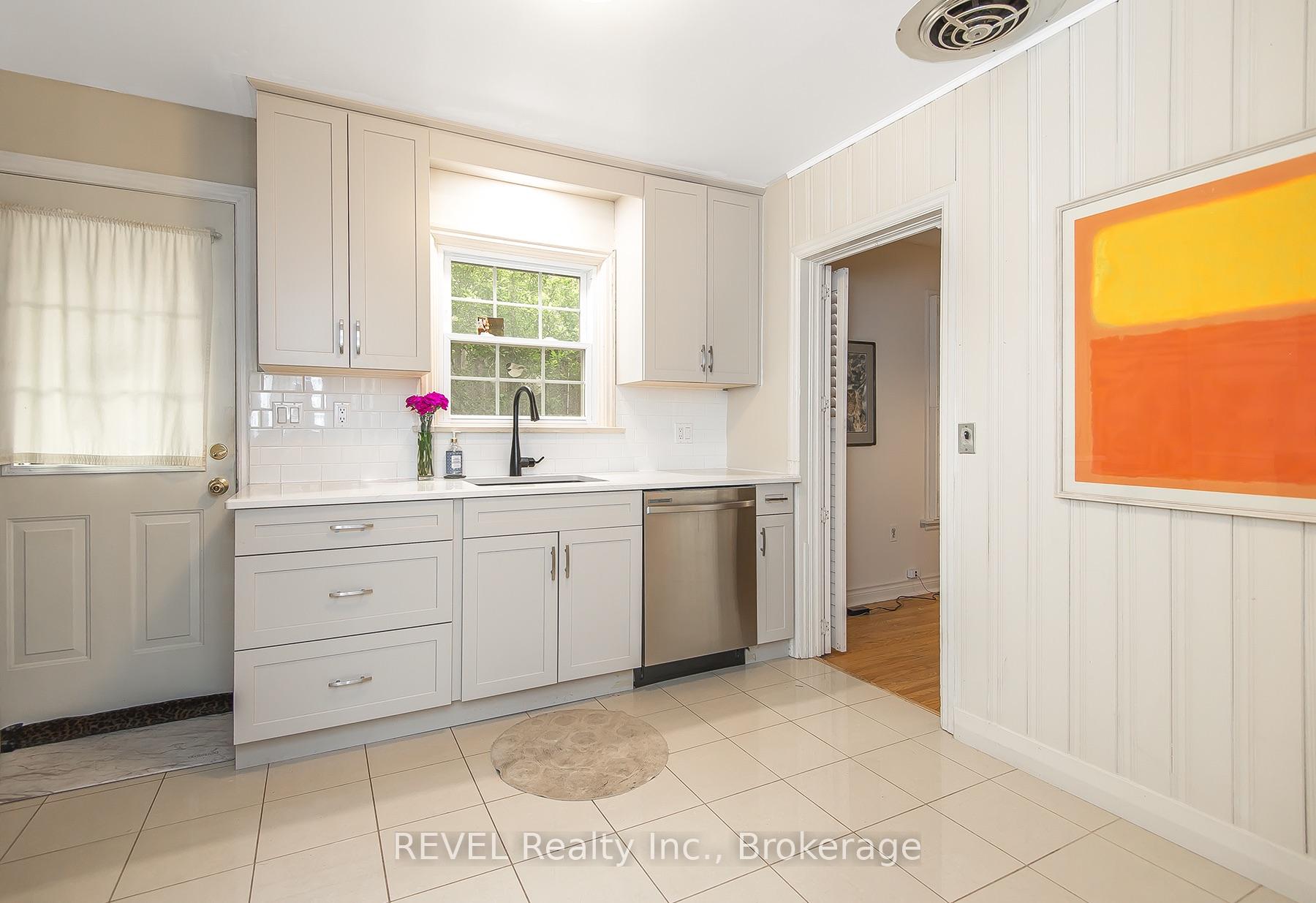 Photo 2 of 113 St. Paul Crescent, St. Catharines, Western Hill — HOMEH