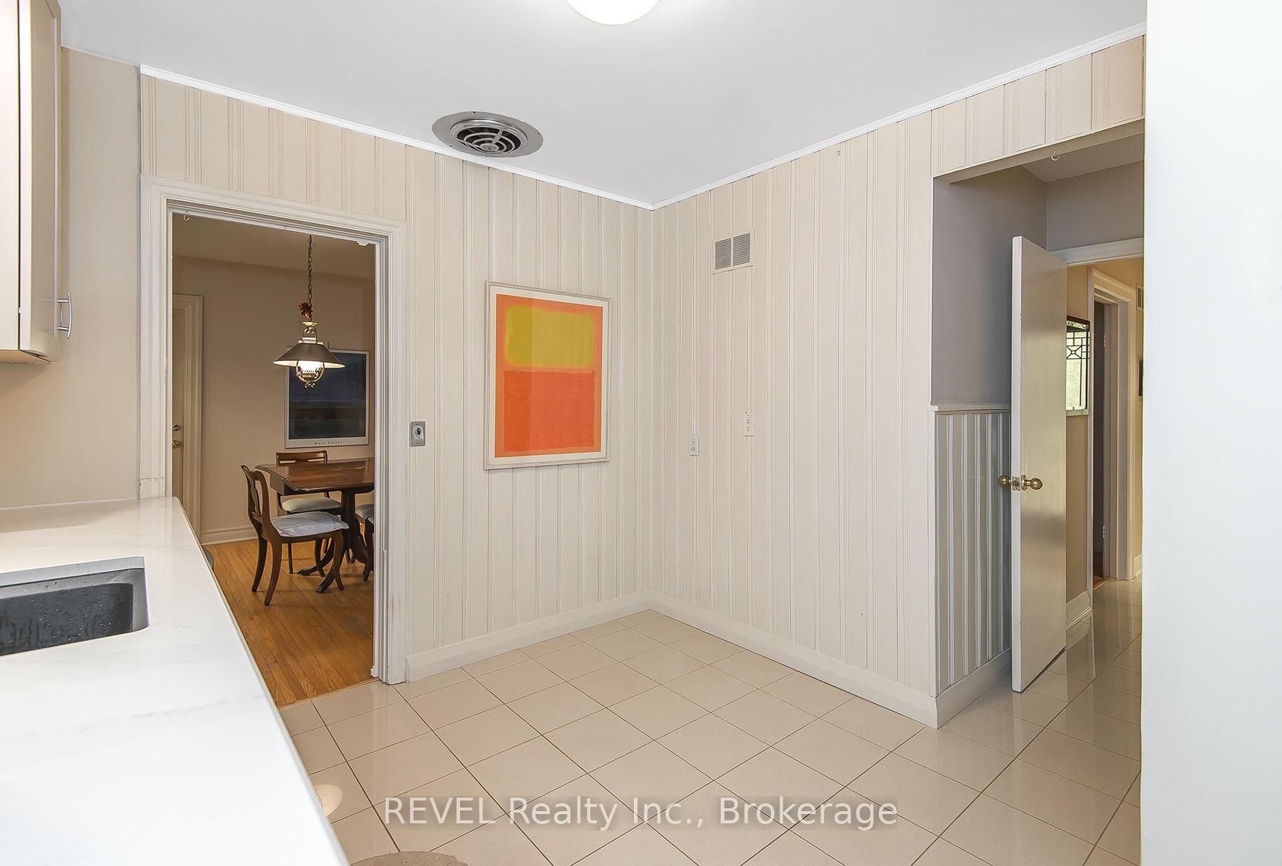 Photo 3 of 113 St. Paul Crescent, St. Catharines, Western Hill — HOMEH