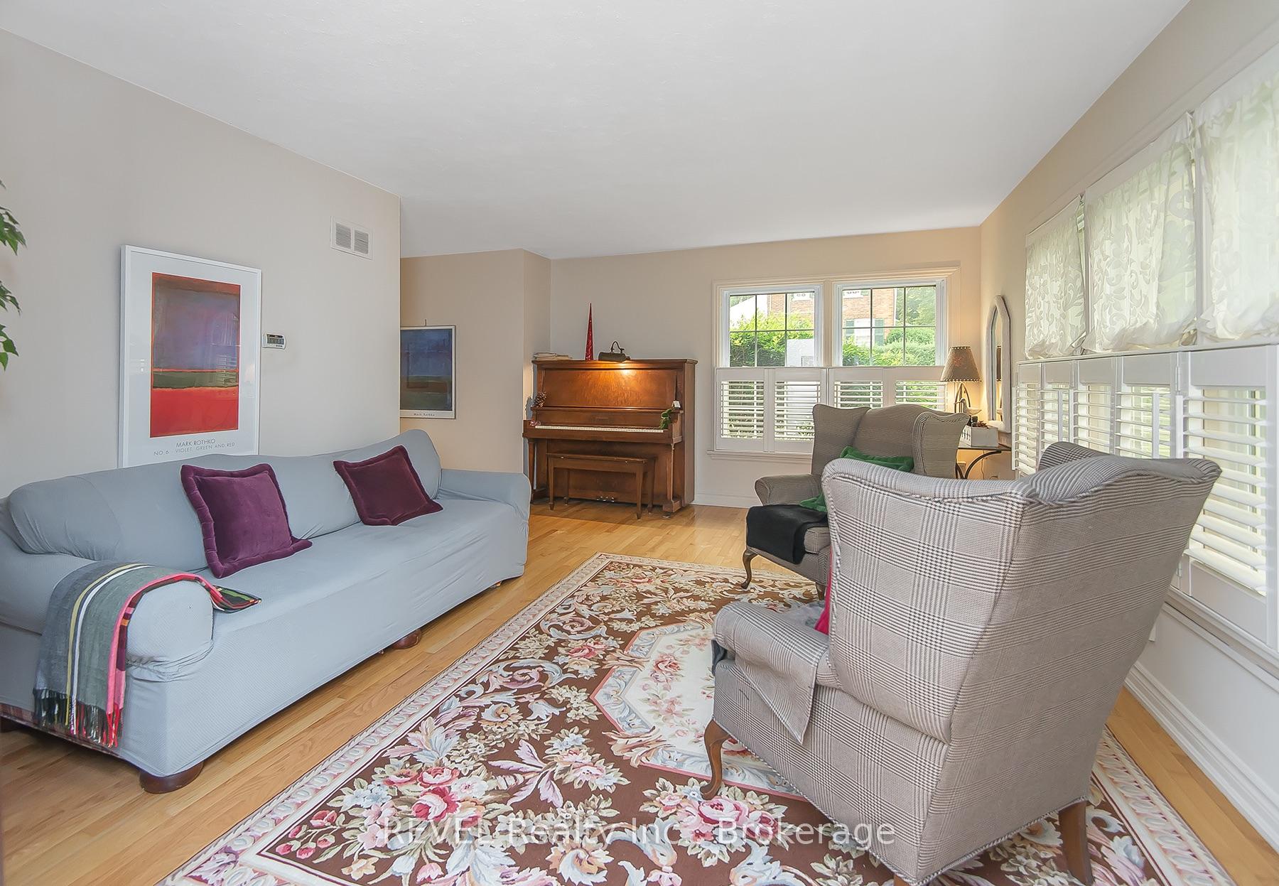 Photo 4 of 113 St. Paul Crescent, St. Catharines, Western Hill — HOMEH