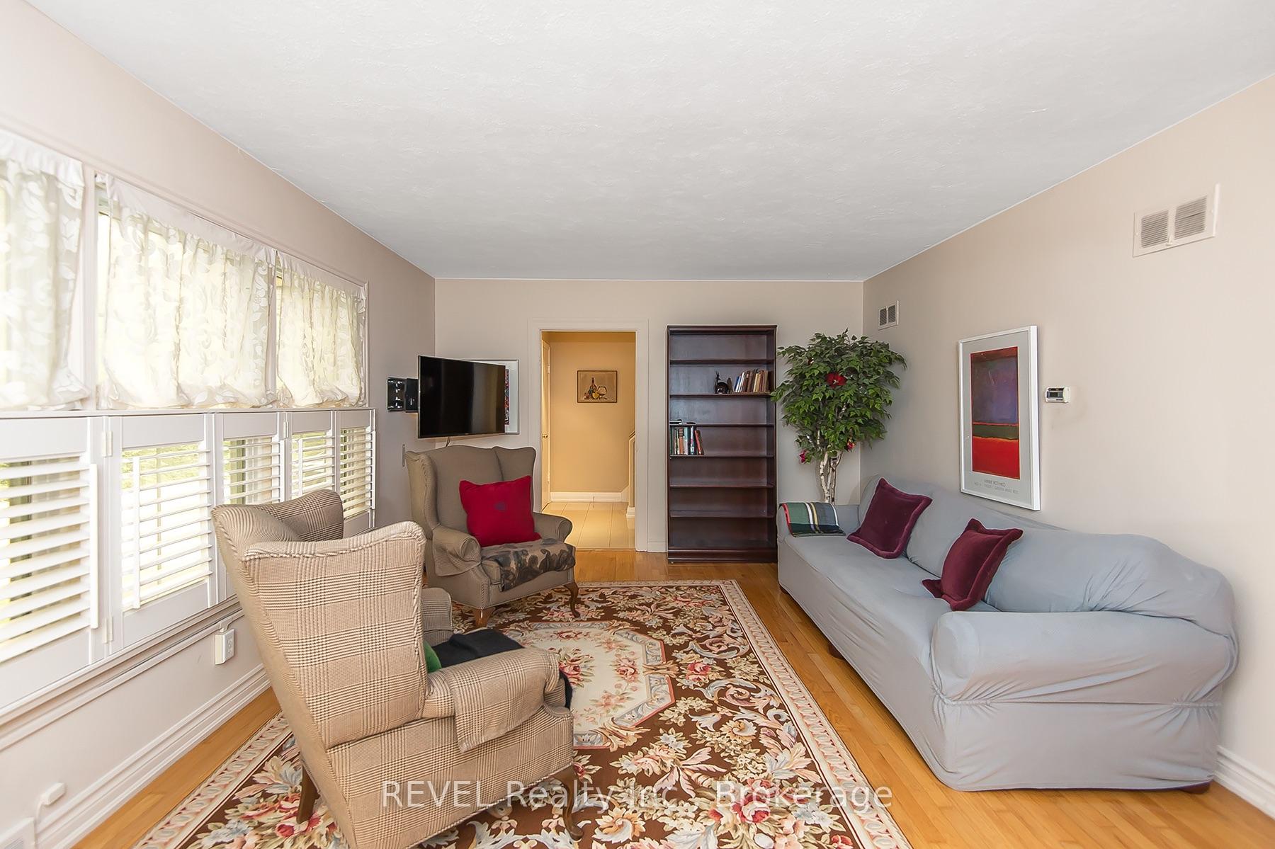 Photo 5 of 113 St. Paul Crescent, St. Catharines, Western Hill — HOMEH