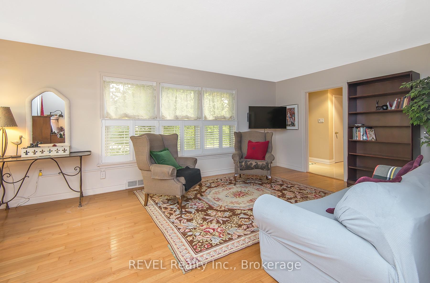 Photo 6 of 113 St. Paul Crescent, St. Catharines, Western Hill — HOMEH