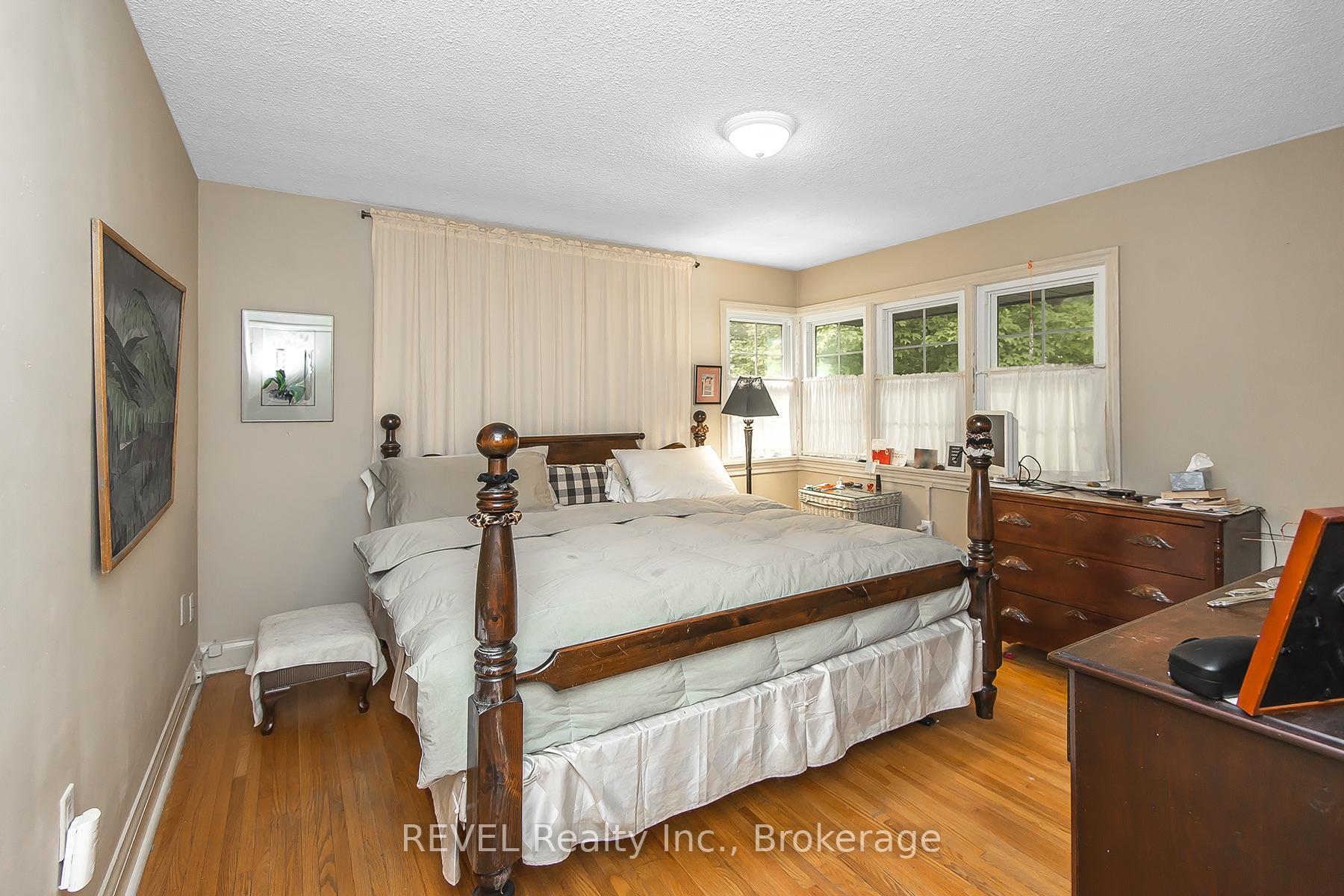 Photo 11 of 113 St. Paul Crescent, St. Catharines, Western Hill — HOMEH