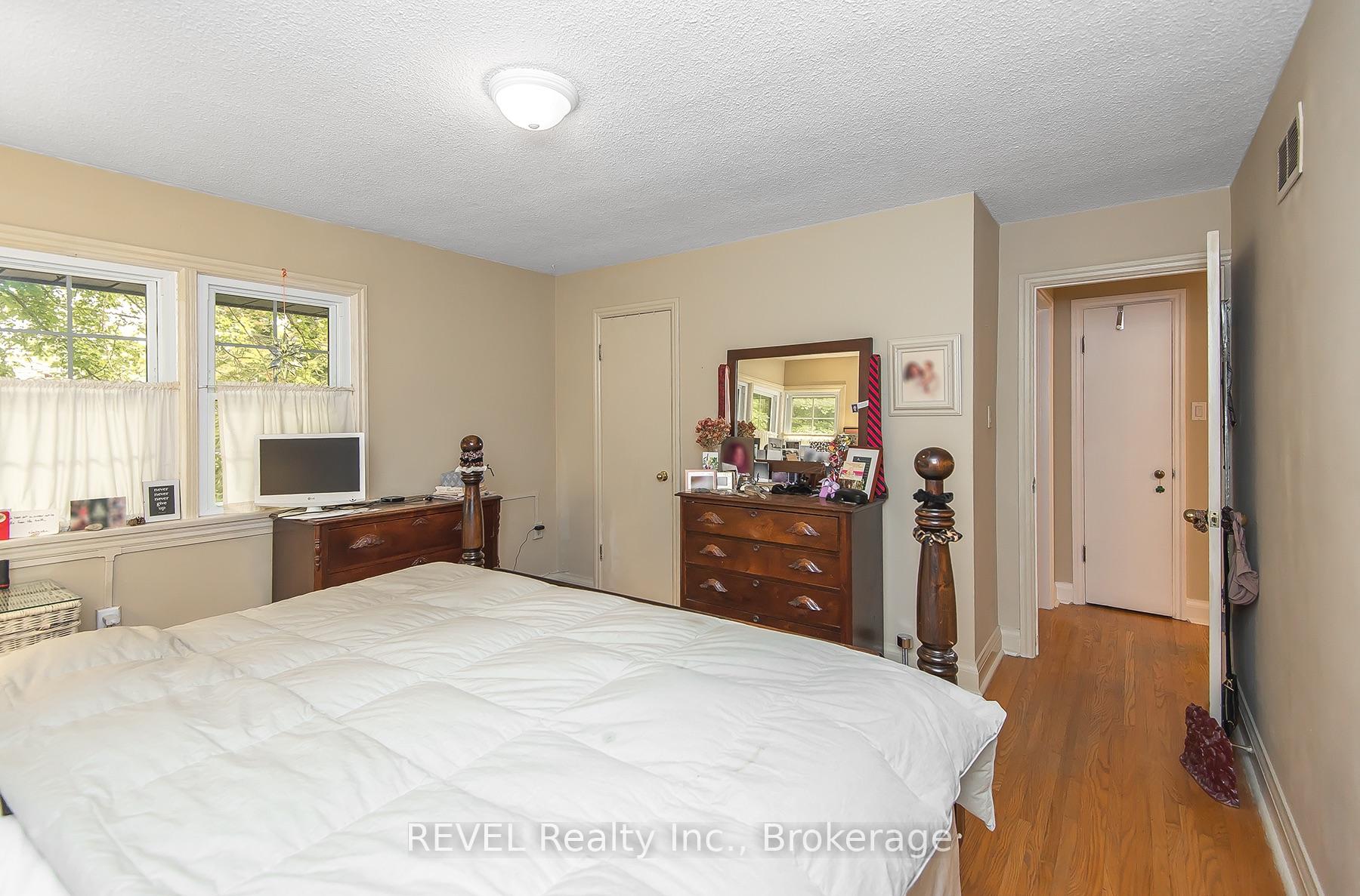 Photo 12 of 113 St. Paul Crescent, St. Catharines, Western Hill — HOMEH