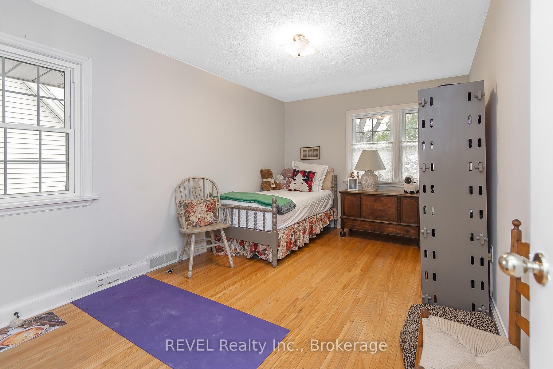 Photo 13 of 113 St. Paul Crescent, St. Catharines, Western Hill — HOMEH