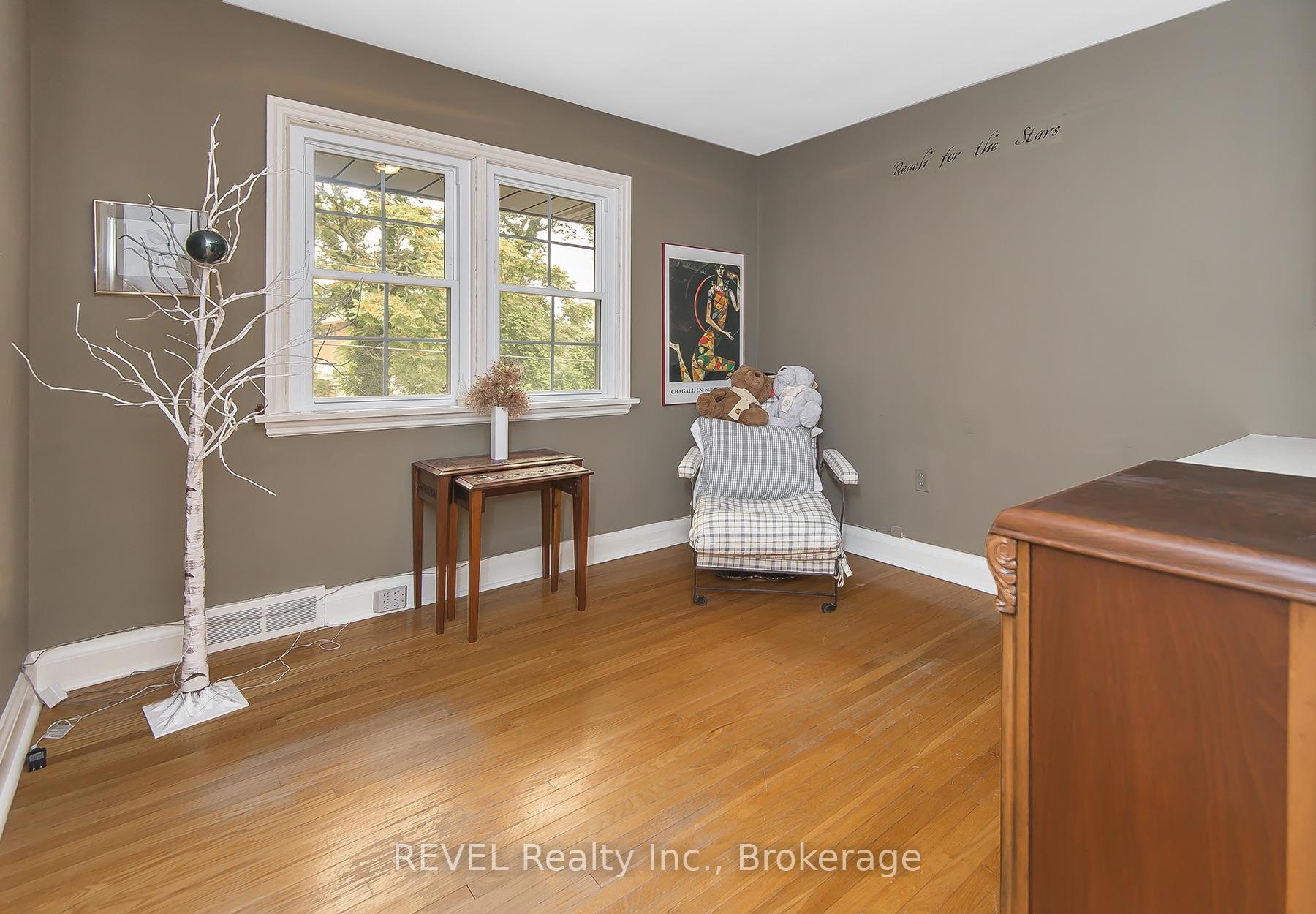 Photo 15 of 113 St. Paul Crescent, St. Catharines, Western Hill — HOMEH