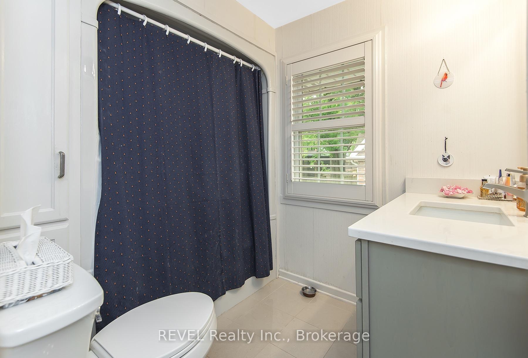 Photo 17 of 113 St. Paul Crescent, St. Catharines, Western Hill — HOMEH