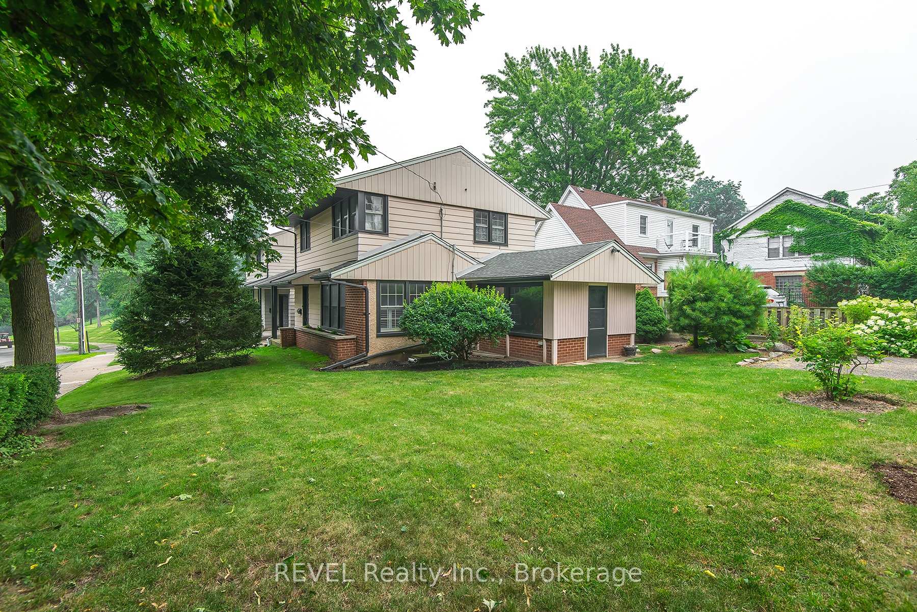 Photo 26 of 113 St. Paul Crescent, St. Catharines, Western Hill — HOMEH