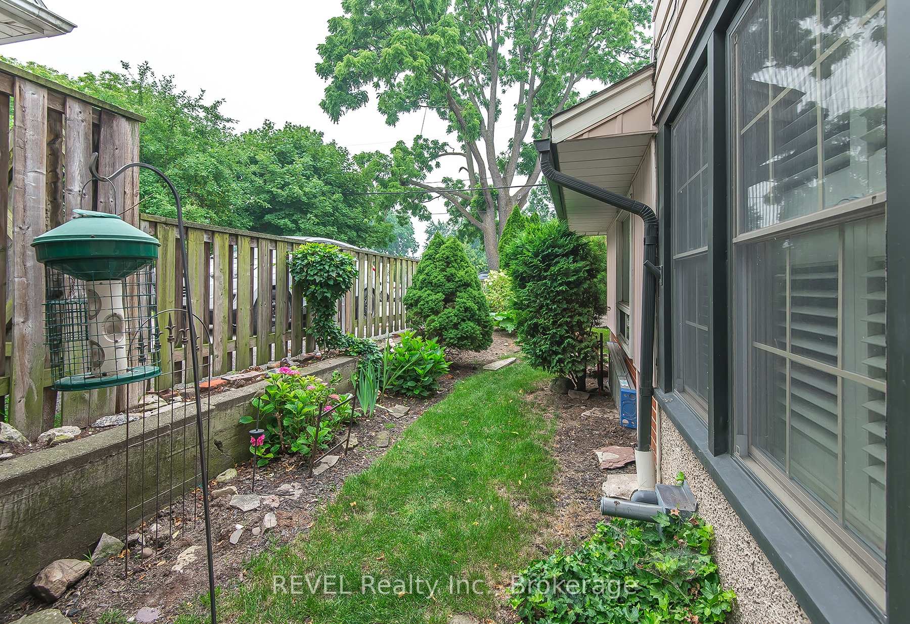 Photo 31 of 113 St. Paul Crescent, St. Catharines, Western Hill — HOMEH