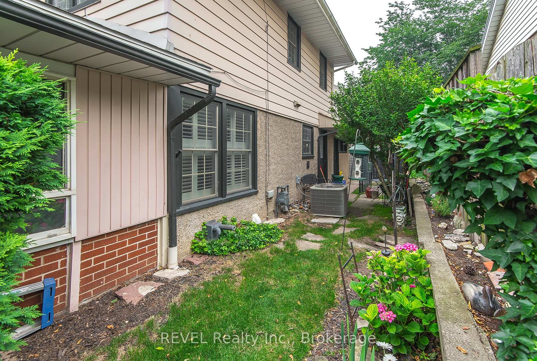 Photo 32 of 113 St. Paul Crescent, St. Catharines, Western Hill — HOMEH