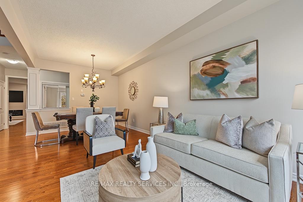 Photo 10 of 30 Naperton Drive, Brampton, Sandringham-Wellington — HOMEH