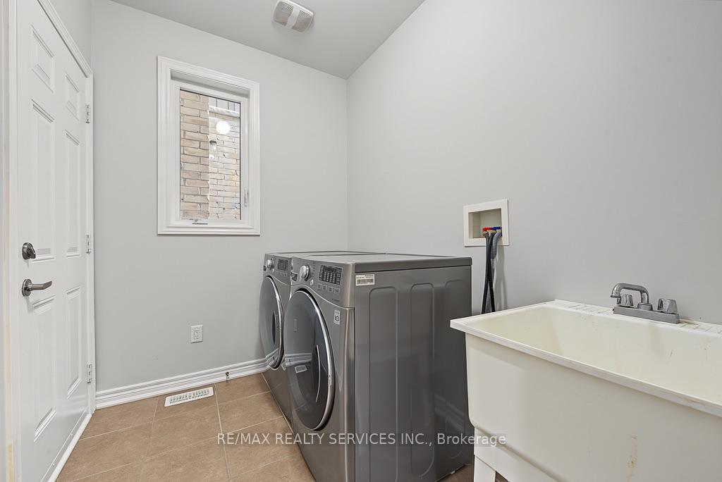 Photo 15 of 30 Naperton Drive, Brampton, Sandringham-Wellington — HOMEH