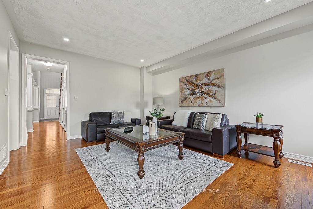 Photo 17 of 30 Naperton Drive, Brampton, Sandringham-Wellington — HOMEH