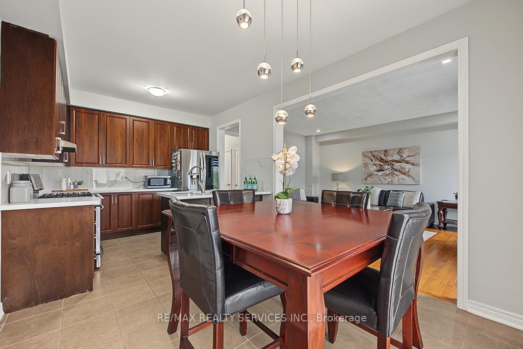 Photo 21 of 30 Naperton Drive, Brampton, Sandringham-Wellington — HOMEH