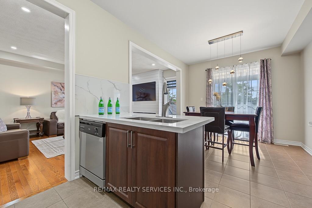 Photo 24 of 30 Naperton Drive, Brampton, Sandringham-Wellington — HOMEH