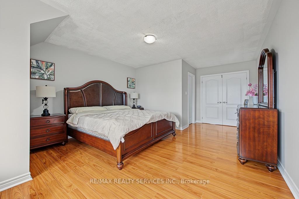 Photo 34 of 30 Naperton Drive, Brampton, Sandringham-Wellington — HOMEH
