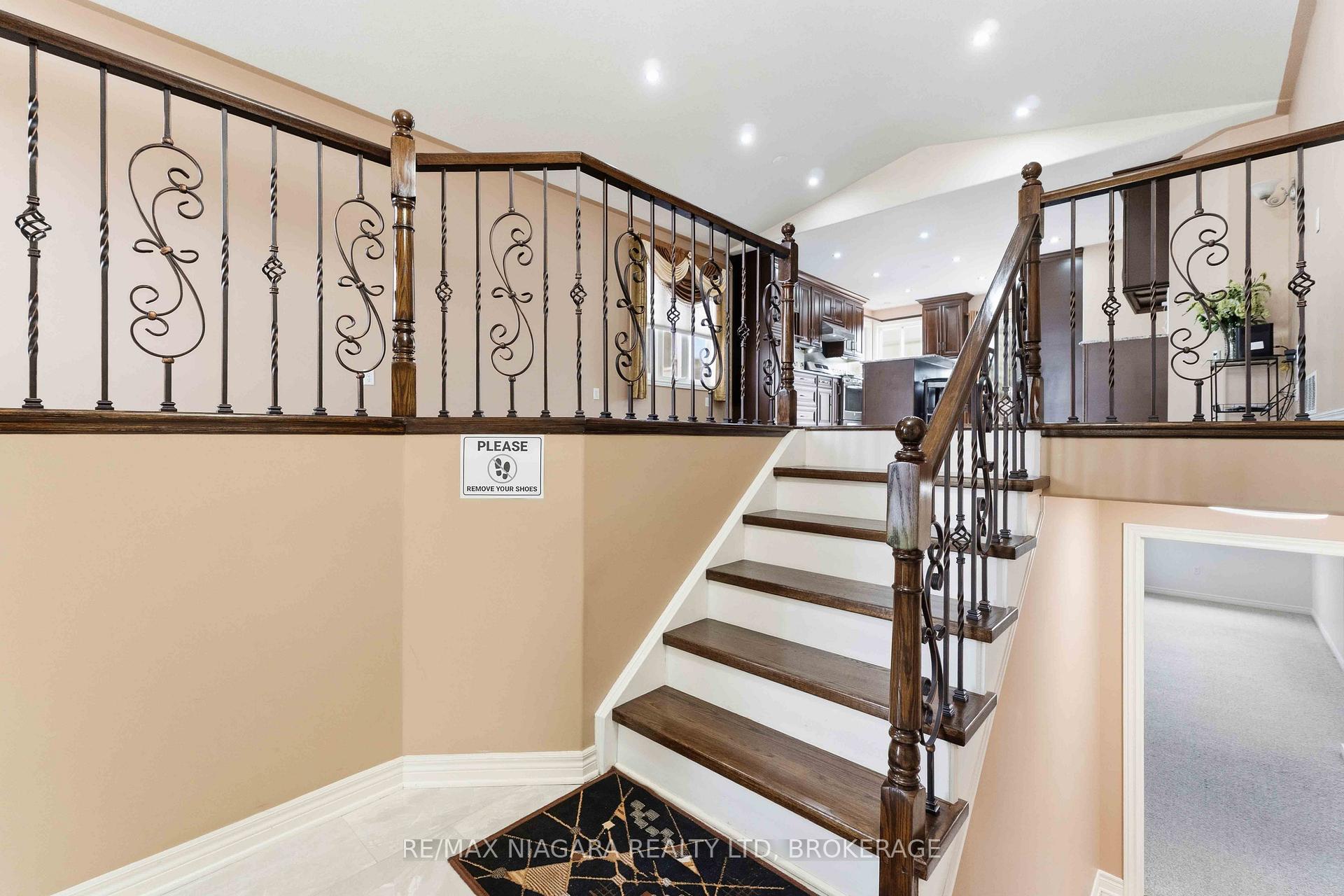 Photo 2 of 8253 Costabile Drive, Niagara Falls, Ascot — HOMEH