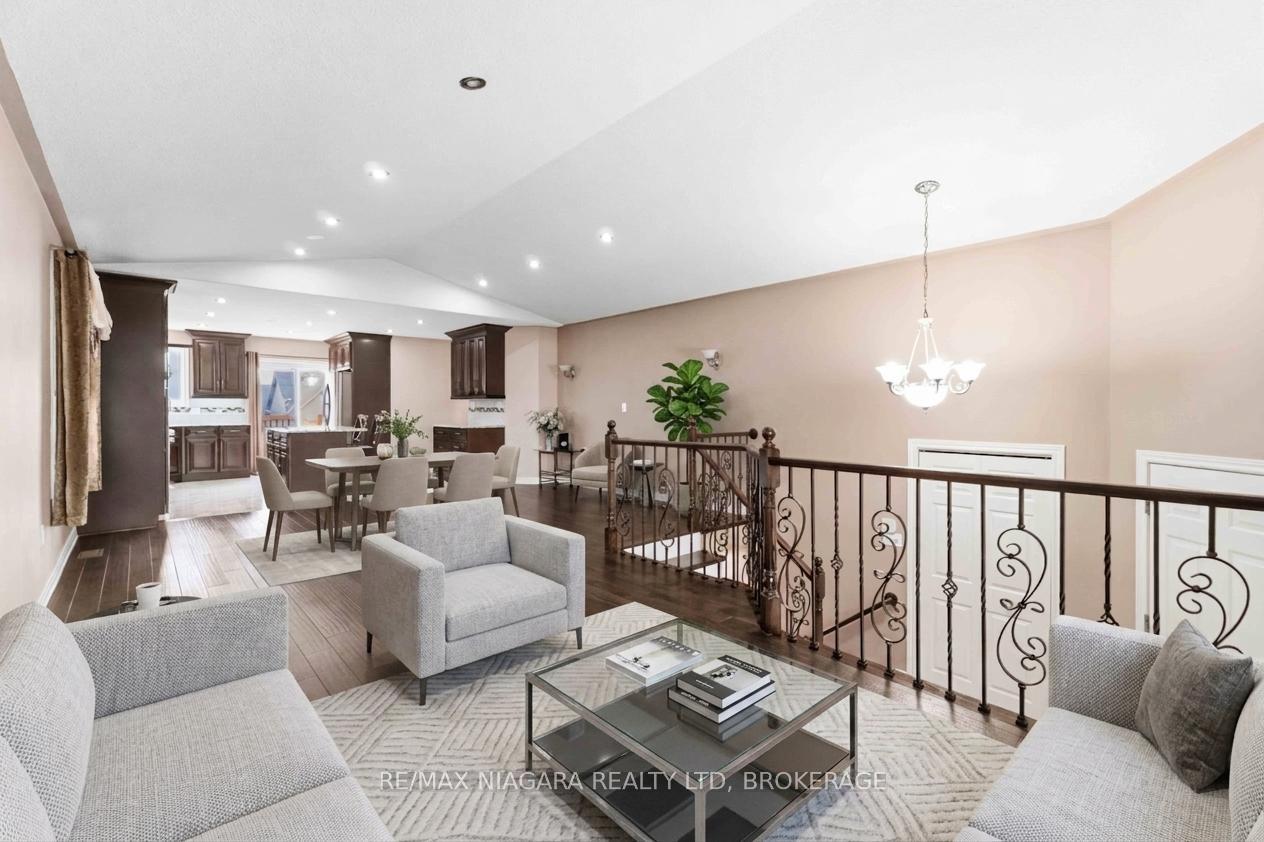 Photo 3 of 8253 Costabile Drive, Niagara Falls, Ascot — HOMEH