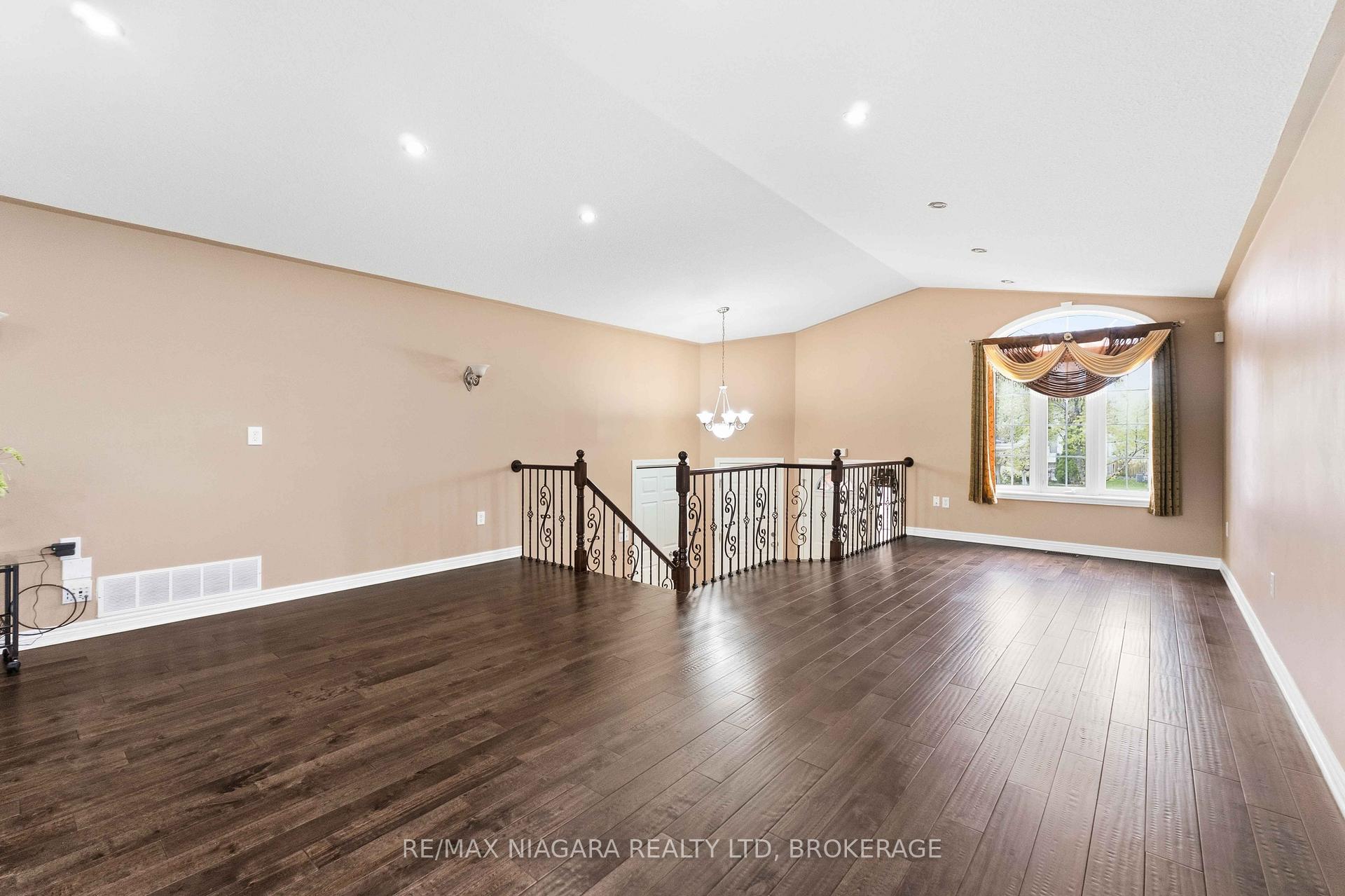 Photo 4 of 8253 Costabile Drive, Niagara Falls, Ascot — HOMEH