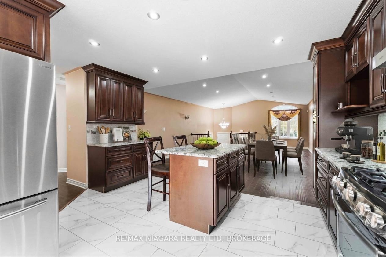 Photo 5 of 8253 Costabile Drive, Niagara Falls, Ascot — HOMEH