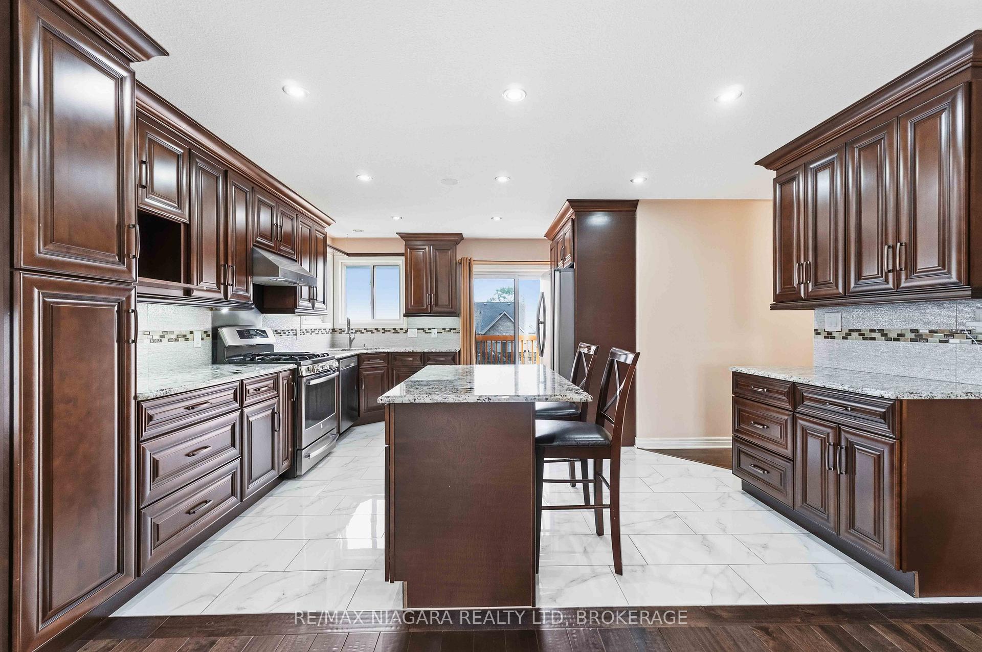Photo 6 of 8253 Costabile Drive, Niagara Falls, Ascot — HOMEH