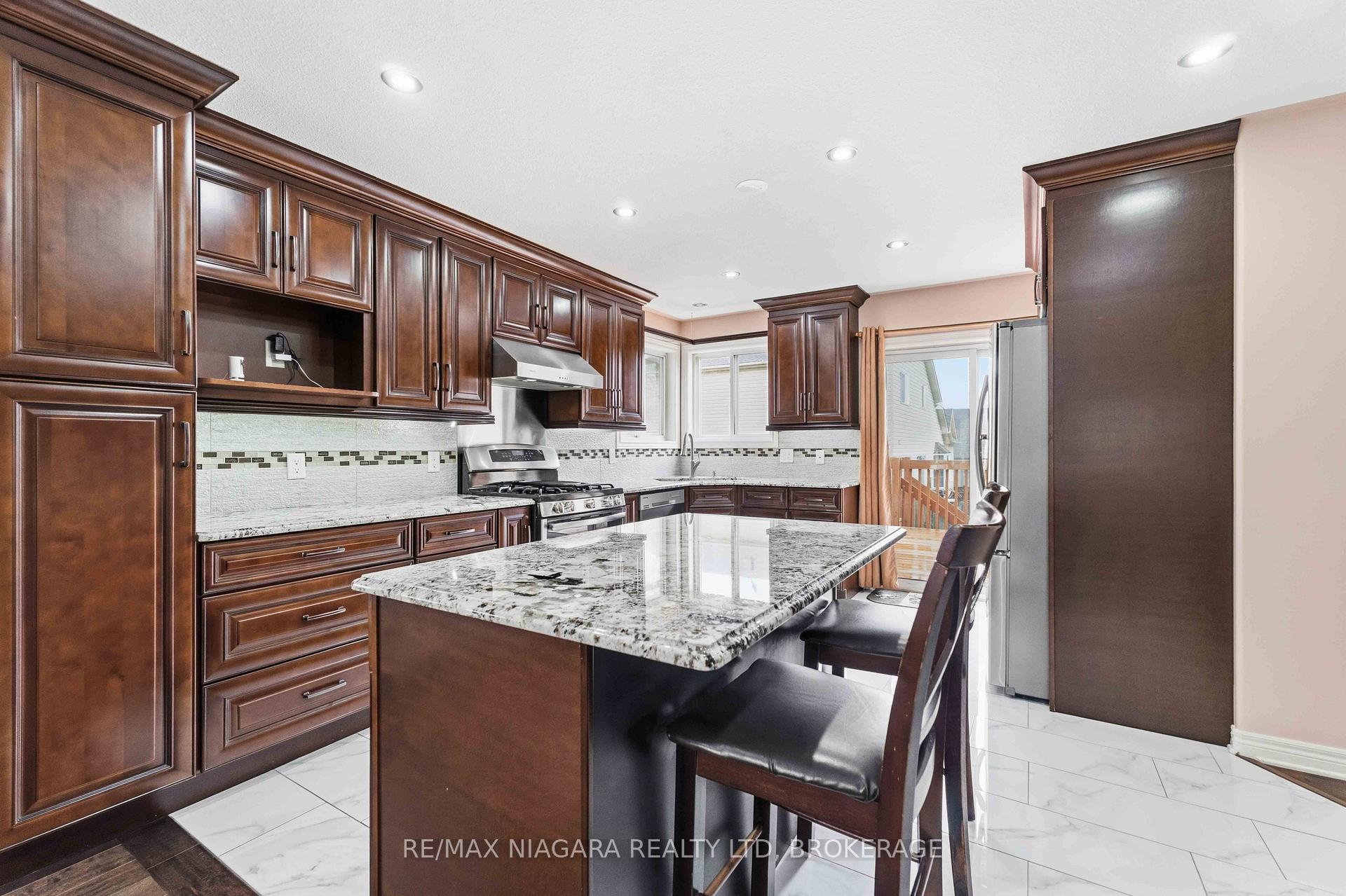Photo 7 of 8253 Costabile Drive, Niagara Falls, Ascot — HOMEH