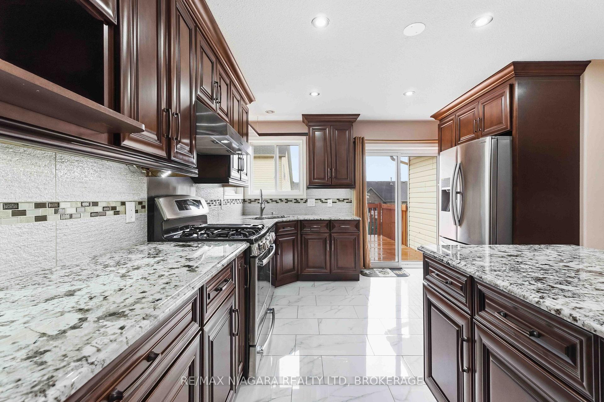 Photo 8 of 8253 Costabile Drive, Niagara Falls, Ascot — HOMEH