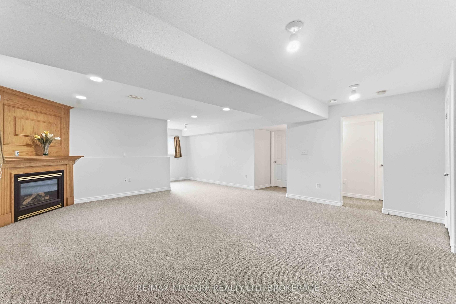 Photo 13 of 8253 Costabile Drive, Niagara Falls, Ascot — HOMEH